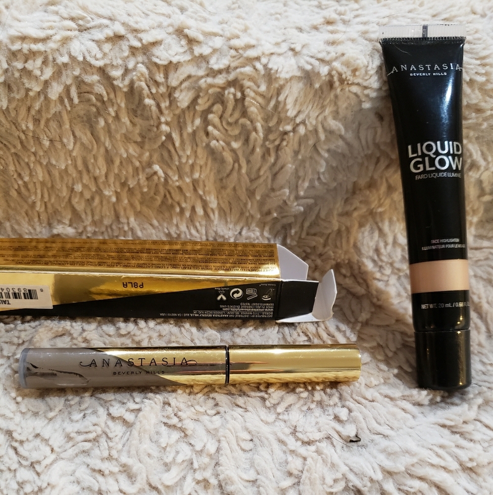 This is a bundle of dip brow gel and liquid glow